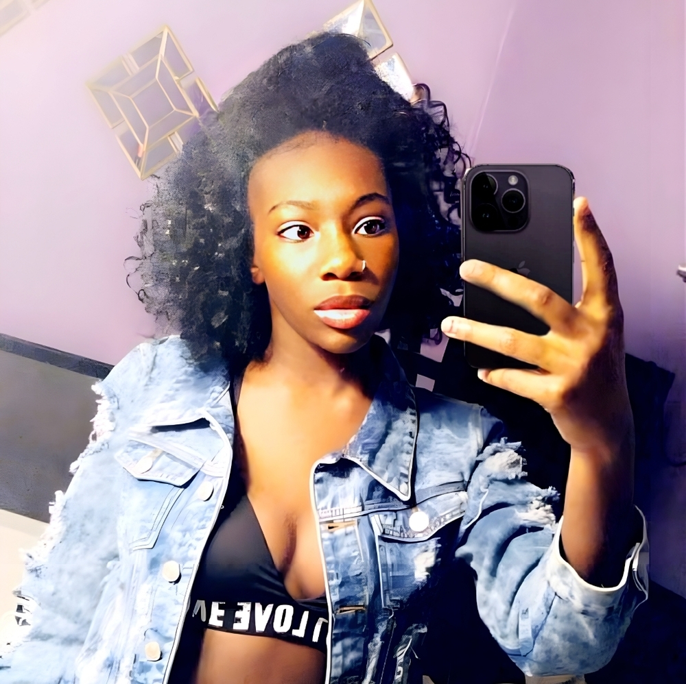 Meet your Posher, Dominique